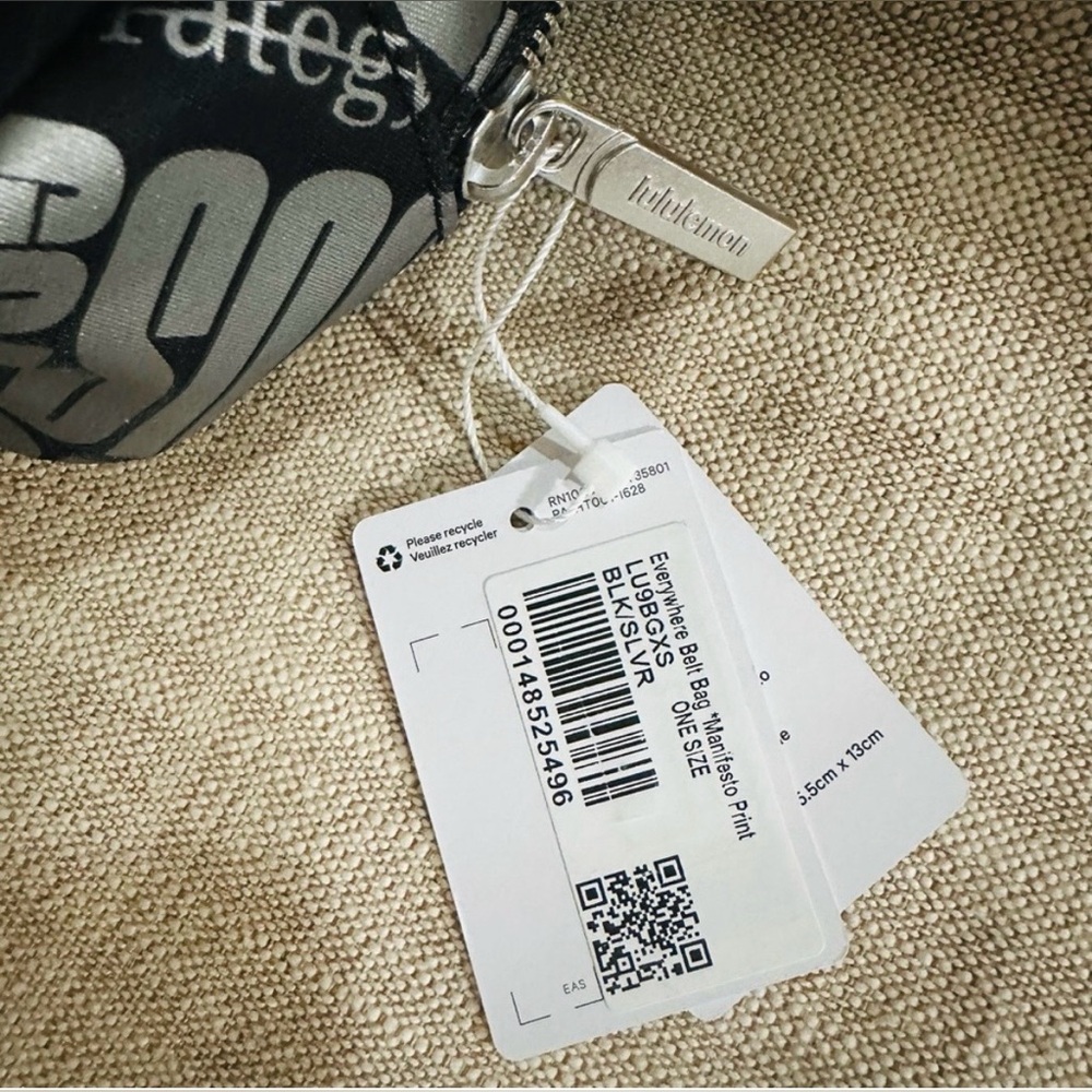 lululemon athletica Black & White Manifesto Everywhere Belt Bag - Picture 2 of 6